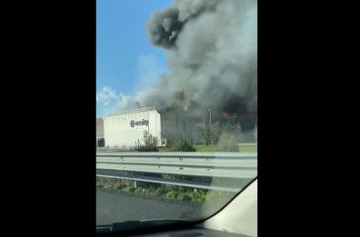 Lucca, a Porcari un incendio in magazzino cartiera