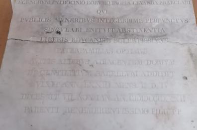 Bitonto, lastra funebre del 1800 abbandonata tra i rifiuti: sarà custodita dal Centro Ricerche