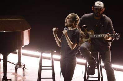 Oscar, Lady Gaga si esibisce a sorpresa, la performance in jeans e maglietta è da standing ovation