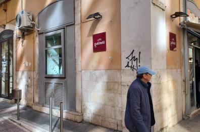 Bari, ennesima spaccata nella notte: infranta vetrina di un bar del centro, registratore di cassa aperto. Bellomo: «Città far west, Decaro inadeguato»