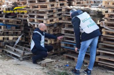 Monopoli, maxifrode nella vendita di pallet: 7 società coinvolte, giro da 26,5 milioni