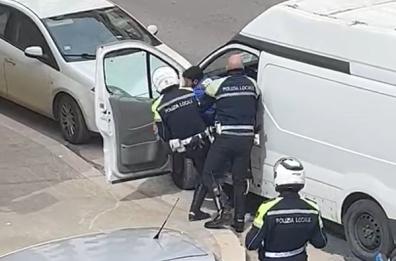 Taranto, il corriere lascia il furgone in divieto di sosta: multa, poi la colluttazione con i vigili. Melucci: «Seguiremo con attenzione»