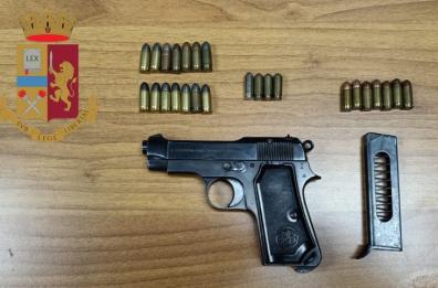 Taranto, nascondeva pistola e munizioni in uno stanzino di casa: anziano arrestato 