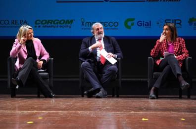 Emiliano agli Stati Regionali dei rifiuti: «La situazione è migliorata rispetto al passato». La Regione dà l'ok a inceneritore nella zona industriale: scontro con Decaro