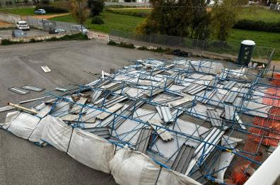 Tragedia sfiorata a Brindisi, il vento forte scaraventa a terra un'impalcatura