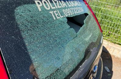 Taranto, intervengono per rimuovere falò abusivo, vigili urbani aggrediti a sassate
