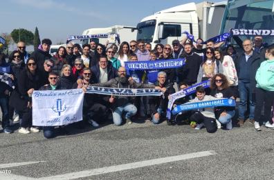 L'Happy casa Brindisi a Napoli spinto dall'entusiasmo dei suoi tifosi