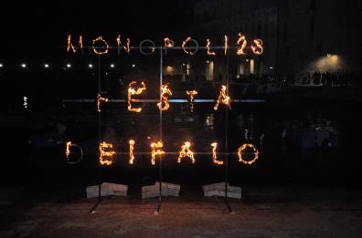 Monopoli, migliaia di persone in strada per i falò di San Giuseppe