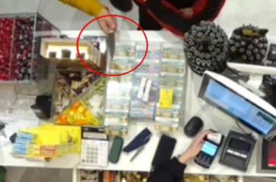 Catania, a Ramacca uomo con coltello rapina tabaccheria: il video