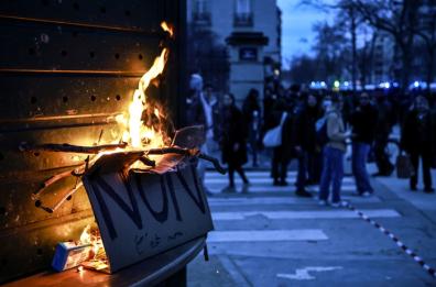 Francia, la riforma delle pensioni è legge: notte di scontri e arresti nella capitale. Macron parlerà ai francesi domani in diretta tv