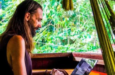 Gianluca Gotto a Bari, tra buddismo e nomadismo digitale: «Serve il tempo per riflettere»