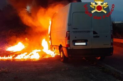 Lecce, a fuoco furgone che trasportava i giornali nelle edicole