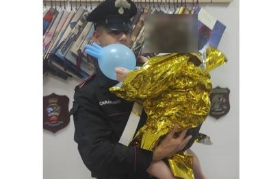 Carovigno, bimbo di 3 anni esce di casa da solo di notte: trovato dai carabinieri