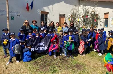 Acquaviva, 500 alberi per 500 scuole di Plastic Free: piantati 3 alberelli 