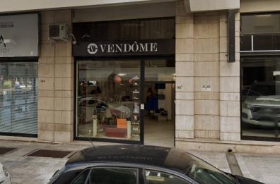 Furto a Lecce in pieno centro: sfondano vetrina con la moto e fanno razzia di borse di lusso