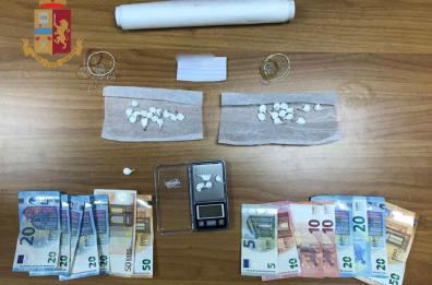 Taranto, ai domiciliari spaccia cocaina: 35enne torna in carcere