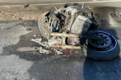 Lecce, si schianta con la moto e il mezzo prende fuoco: morto 21enne