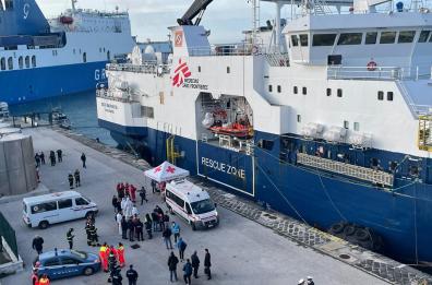 Arrivata a Bari la Geo Barents con 190 persone a bordo: le storie dei migranti dalla nave «Noi presi dall'inferno»