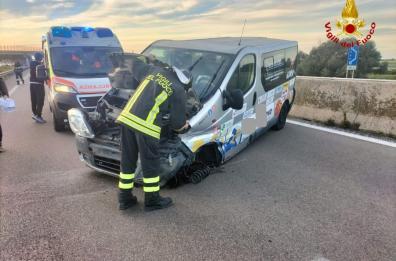 Mesagne, scoppia pneumatico e il bus dell'Adria Bari finisce sul guardrail 