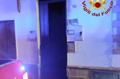 Leverano: portone in legno avvolto dalle fiamme nella notte