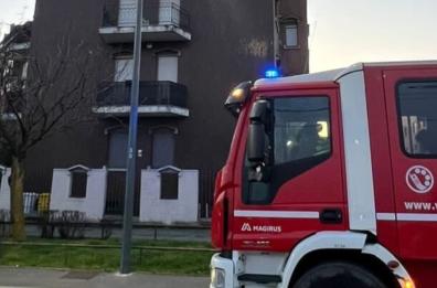 Bambino in bilico su una finestra al quinto piano: paura a Gallipoli