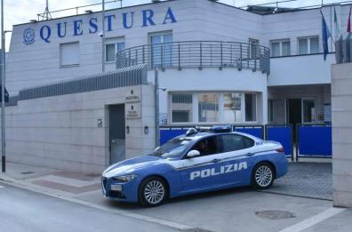 Aggredisce tre persone in un noto locale di Trani, daspo urbano per 26enne