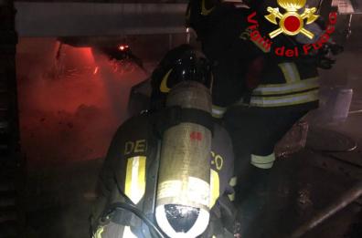 Incendio nella zona industriale di Lecce, paura nell'azienda di profilati