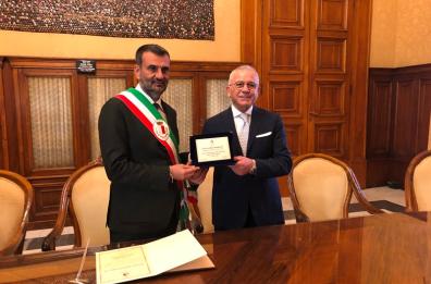 Bari, Deodato festeggia 50 anni di attività: premiato al Comune