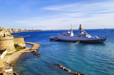 La Martinengo incagliata davanti al Castello aragonese a Taranto VD