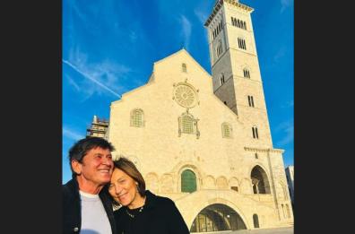 Gianni Morandi e la sua Anna a spasso per Trani 