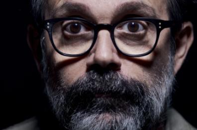 «Smettere di fumare baciando», la poesia rock di Guido Catalano fa tappa a Taranto