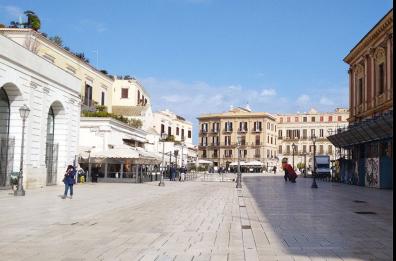Bari, 20enne aggredito in centro con sputi e botte da un gruppo di coetanei: il papà denuncia