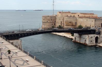 Slittano i lavori per il ponte girevole di Taranto, simbolo della città
