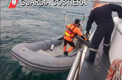 Torre Lapillo, spinto al largo dal vento mentre fa kitesurf: salvato