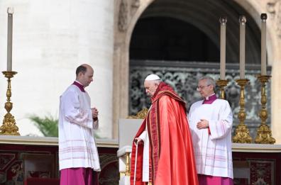 Il Papa a Piazza San Pietro per la messa delle Palme, la gioia dei 30mila fedeli presenti