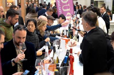 La Puglia dei vini  entusiasma il «Vinitaly 2023» di Verona