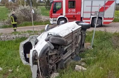 L'auto si ribalta sulla  Cisternino Ceglie: donna viva per miracolo