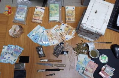 Taranto, un droga shop in casa: dopo la perquisizione scatta l'arresto
