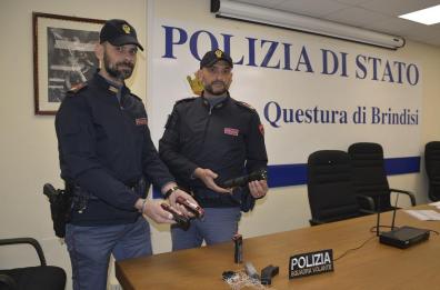 Brindisi, in tre in auto con due taser pronti all'uso: denunciati 