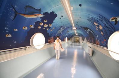 Bari, all'ospedale Giovanni XXIII un tunnel sottomarino artistico accoglie i piccoli ricoverati