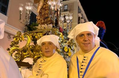Taranto, quell’abbraccio dei confratelli per il Gonfalone di Girolamo