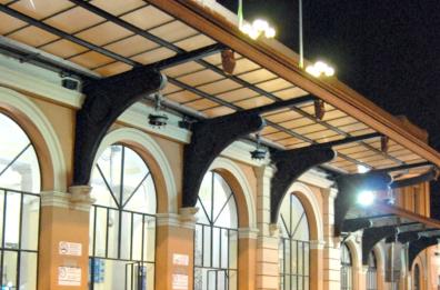 Bari, barman 21enne aggredito e picchiato da baby gang in stazione: in ospedale