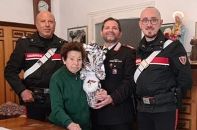 Fasano, 92enne soffre di solitudine e i carabinieri le donano un uovo di Pasqua
