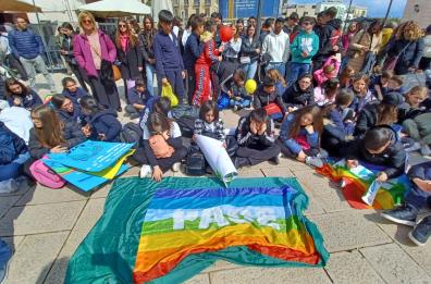 La «marcia dei bruchi» approda a Bari: i giovani parlano di giustizia, pace e ambiente. FOTO/VIDEO