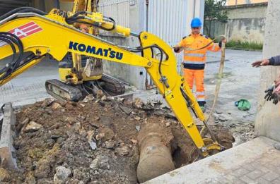 Brindisi, grosso oggetto riaffiora durante gli scavi, si pensa a una bomba ma è una colonna