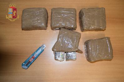 Taurisano, nel divano e nel cestino dei rifiuti due chili di hashish: arrestata