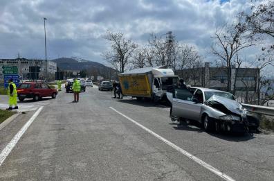 Tito Scalo, furgone contro un'auto: quattro feriti, nessuno è grave