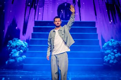 «Salutava sempre», il tour di Alessandro Cattelan si chiude a Bari: «L'ultima volta qui vincemmo i Mondiali»