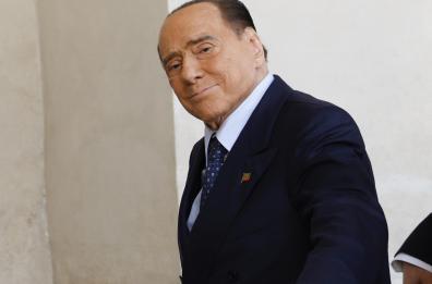 Silvio Berlusconi ha iniziato la chemioterapia: da tempo malato di leucemia, ha un'infezione polmonare