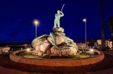 Torre a Mare, ripristinata l'illuminazione del monumento al Pescatore